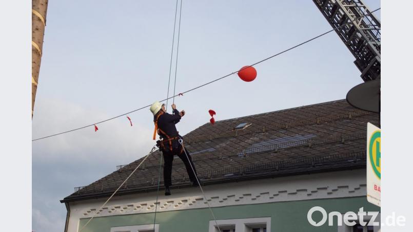 Gaisthals Kommandant Josef Fleißer mußte in luftiger Höhe Luftballons zum Platzen bringen. Bild: mmj