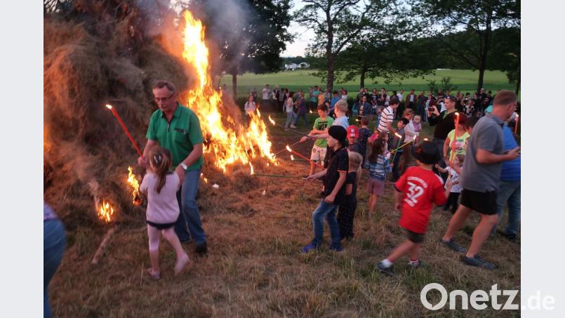 Die KAB Weiden-Ost feiert am traditionellen Johannisfeuer am Zollhaus. Bild: Kunz