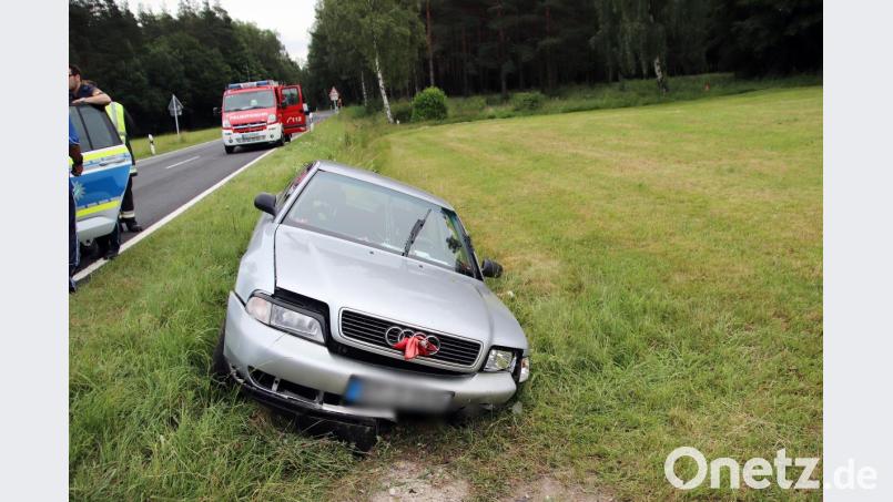 Weil ein Reh auf die Straße gesprungen war, kam ein Mann mit seinem Audi von der Straße ab. Bild: jma