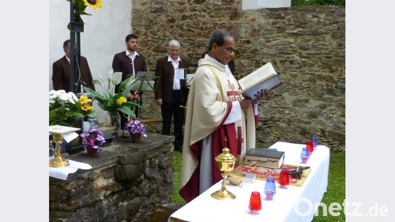 Der Pfarrer der Patengemeinde Neualbenreuth, George Parankimalil, feierte den Gottesdienst zu „Johanni“. Im Hintergrund die Bläser des Musikvereins Ernestgrün. Bild: fsc