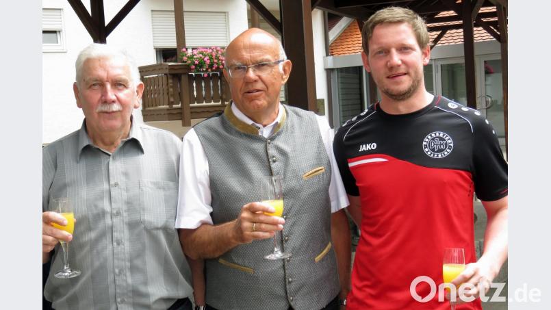 Glückwünsche für einen, den in der Gemeinde Fensterbach jeder kennt: Xaver Kemptner (Mitte) wird 70 Jahre alt. Zu den vielen Gratulanten zählen der DJK-Fördervereinsvorsitzende Josef Baumann (links) und der stellvertretende DJK-Vorsitzende Daniel Straller (rechts). Bild: Houschka