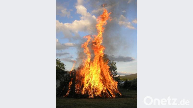 Hoch schlugen die Flammen des Neusorger Johannisfeuers in den Himmel. Bild: öt