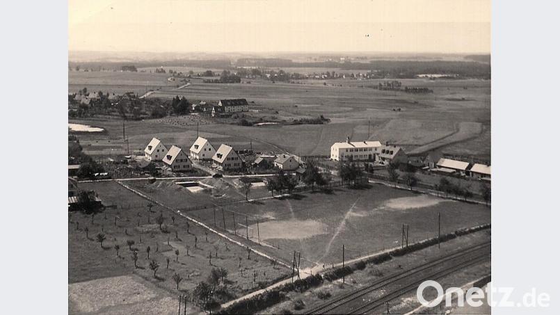 Der alte und heute nicht mehr existierende Fußballplatz am Südweg war Eigentum Ferdinand Härtls. Bis 1958 wurde dort trainiert. Auch gab es spannende Begegnungen. Repro: wro