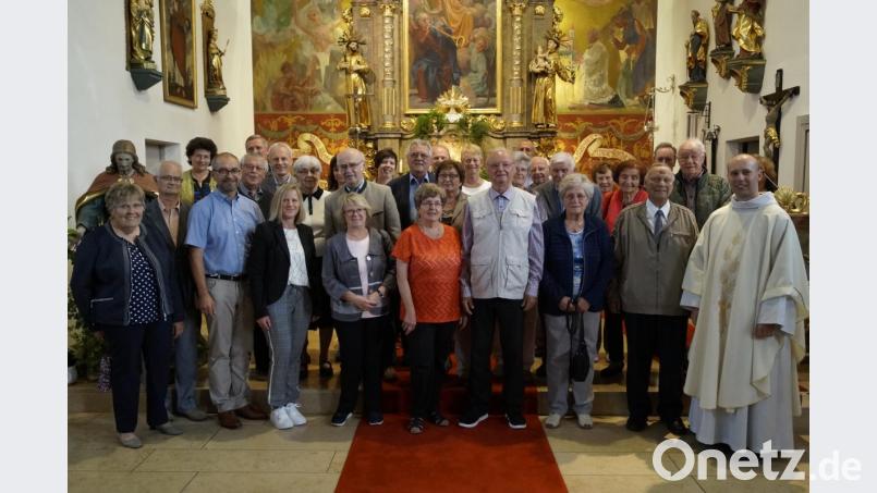 Seit 25, 30,40, 50 und 60 Jahre sind die Ehejubilare verheiratet. Sie feiern mit Kaplan Rafau in St. Salvator einen Dankgottesdienst. Bild: arw