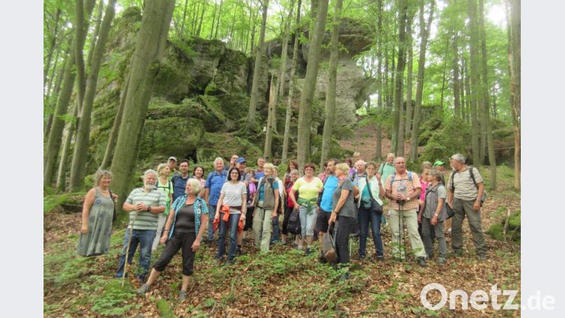 Bei der vierten NT/AZ-Leserwanderung mit OWV-Hauptwanderführerin Meta Betke (links) bestaunten die rund 50 Teilnehmer eindrucksvolle Felsformationen bei Königstein. Bild: ui