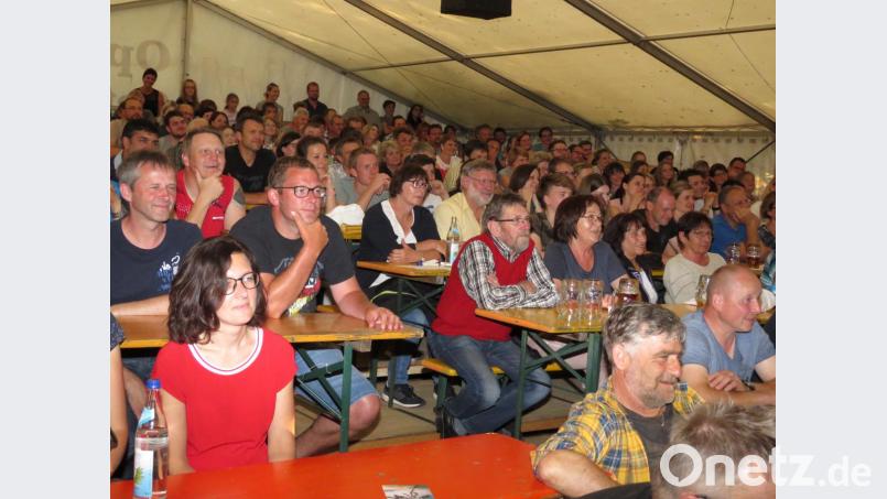 Wie im Kino: Damit auch alle Zuschauer etwas sehen, hat das Theater--Organisationsteam von der Großkonreuther Feuerwehr eine praktische Tribüne aus Bierbänken aufgebaut. Bild: ubb