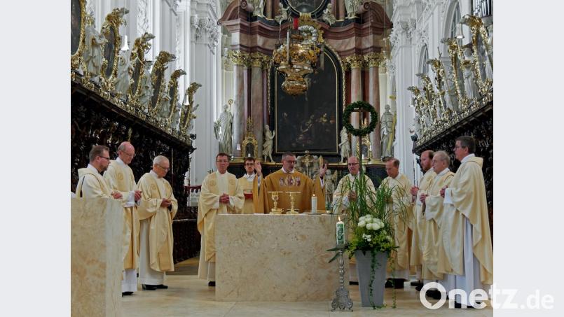Pfarrer Thomas Vogl (Mitte) war der Hauptzelebrant beim Festgottesdienst anlässlich Silbernen Priesterjubiläums. Als Konzelebranten waren zahlreiche Weggefährten des Geistlichen angereist. Bild: tr