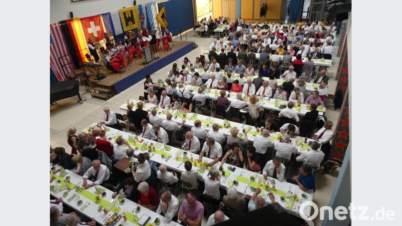 Die Stadtkapelle stimmt auf die Festversammlung ein. Bild: rn