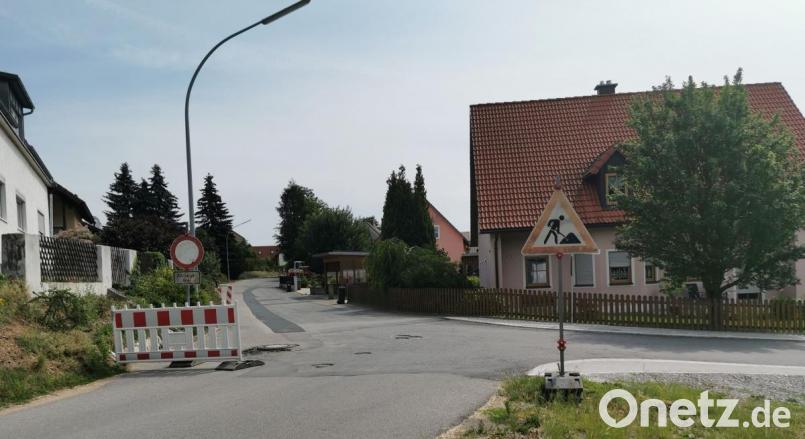Die Straßen mit den höher liegenden Kanaldeckeln im Ortsteil Schellenbach sind nur für den Anliegerverkehr freigegeben. Bild: gz