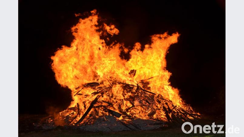 Vom Johannisfeuer geht eine geheimnisvolle Atmosphäre aus, die Groß und Klein gleichermaßen verzaubert Bild: dob