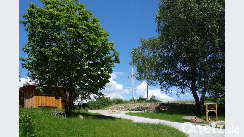 Direkt unterm neuen Holzkreuz (Mitte) erstreckt sich das Areal des neu geschaffenen Kräutergartens, dem vis-a-vis der Lernort Biene (links) gegenübersteht. Morgen Vormittag ist feierliche Einweihung für die gesamte Bevölkerung. Bild: fjo