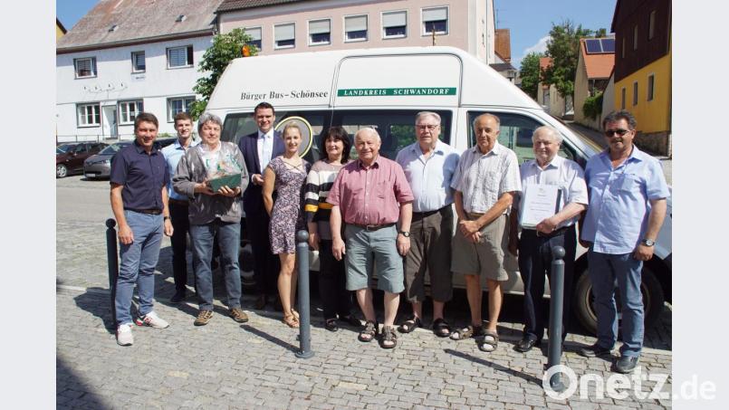 In Anwesenheit der Bürgerbusfahrer, der Bürgermeister der Kommunen im Schönseer Land, von Dominik Hauser (Landratsamt/Zweiter von links) und Magdalena Bittner (VG/Fünfte von links) wurde Rainer Bauer (Dritter von links), in der Reihe der Fahrer von Landrat Thomas Ebeling (Vierter von links) begrüßt und Johann Wirnshofer (Zweiter von rechts) verabschiedet, Bild: mmj