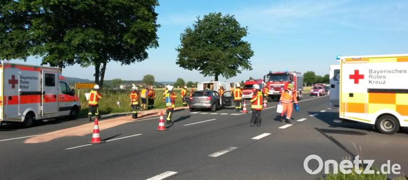 Im Kreuzungsbereich auf der B22 bei Kemnath kam es am Montagmorgen zu einem Verkehrsunfall. Dabei wurden zwei Personen verletzt. Bild: mde