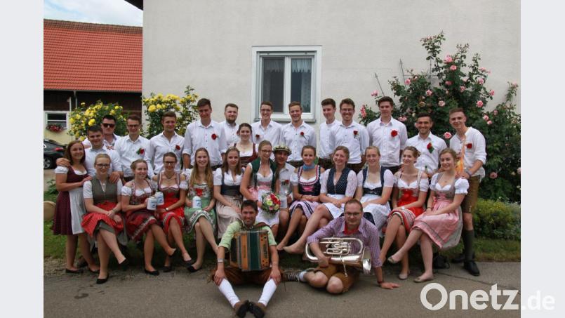 Stattlich, stattlich - Die Kirchweih in Berghausen war wieder eine recht zünftige Sache, besonders für das neue Oberkirchweihpaar Eva Inselsberger und Florian Schießl (Bildmitte). Bild: bö