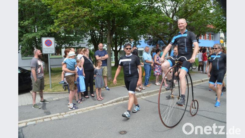 Viel Beifall bekommt Alexander Radlbeck auf dem Hochrad. Bild: fz