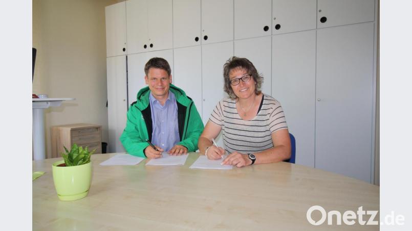 Für zunächst zehn Jahre mit Verlängerungsoption haben Benjamin Zeitler und Bürgermeisterin Carmen Pepiuk den Mietvertrag zwischen Gemeinde Trabitz und Pädagogikdienstleister &quot;Learning Campus&quot; für das frühere &quot;Memory&quot; ab. In das gemeindeeigene historische Haus wird im November eine Jugendbetreuungseinrichtung einziehen. Bild: bjp