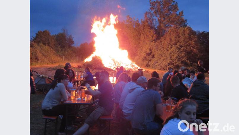 Zahlreiche Gäste verbringen am Johannisfeuer einen schönen Abend. Bild: adj