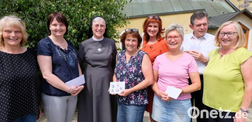 1500 Euro überreichen der Katholische Frauenbund, Pfarrer Max Früchtl und die Frauen-Union des CSU-Ortsverbandes an Schwester Ellen (Dritte von links). Von links: Annelie Lindner, Gabriele Frank, Christina Schaller, Andrea Gollwitzer, Renate Bock, Pfarrer Max Früchtl und dritte Bürgermeisterin Rita Rosner. Bild: Lindner, Belinda