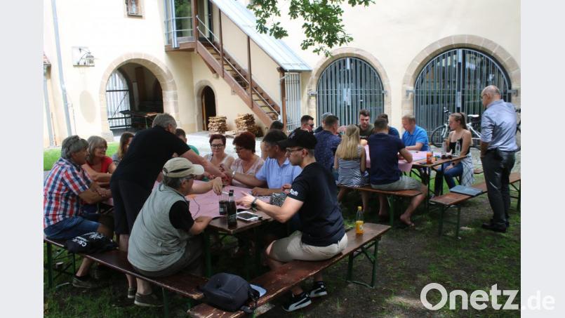CSU-Ortsvorsitzender Gerald Morgenstern (stehend, links) und JU-Ehrenvorsitzender Christoph Amtmann (hinten, blaues Hemd) übernehmen die Ausführung der Pläne der jeweiligen Teams. Bild: sne