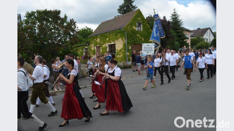 Ein bunter Festzug schlängelt sich durch die Bechtsrieths Straßen. Bild: fz