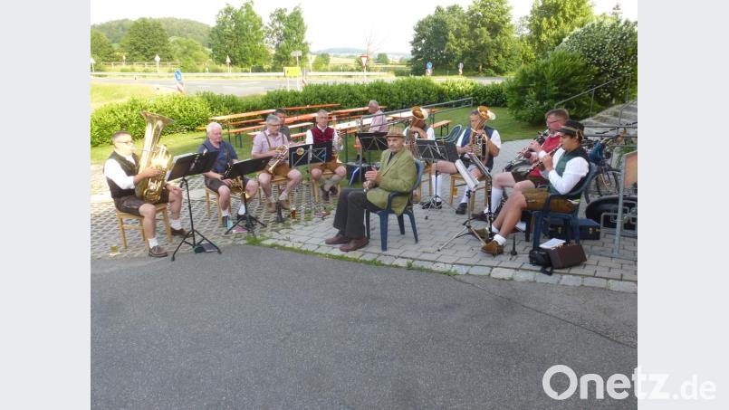 Um den &quot;Löffl-Girgl&quot; hatte sich beim Musikantentreffen in Uckersdorf die Blaskapelle &quot;Ascha-Grund&quot; gruppiert. Bild: mad