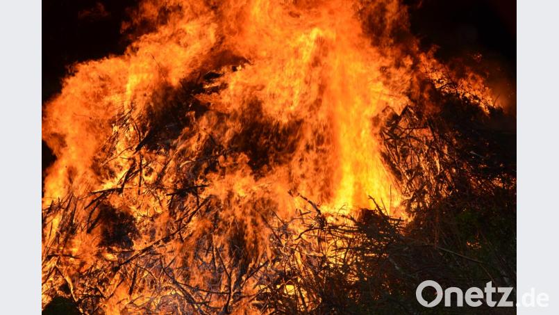 Vom Johannisfeuer geht eine geheimnisvolle Atmosphäre aus, die Groß und Klein gleichermaßen verzaubert Bild: dob