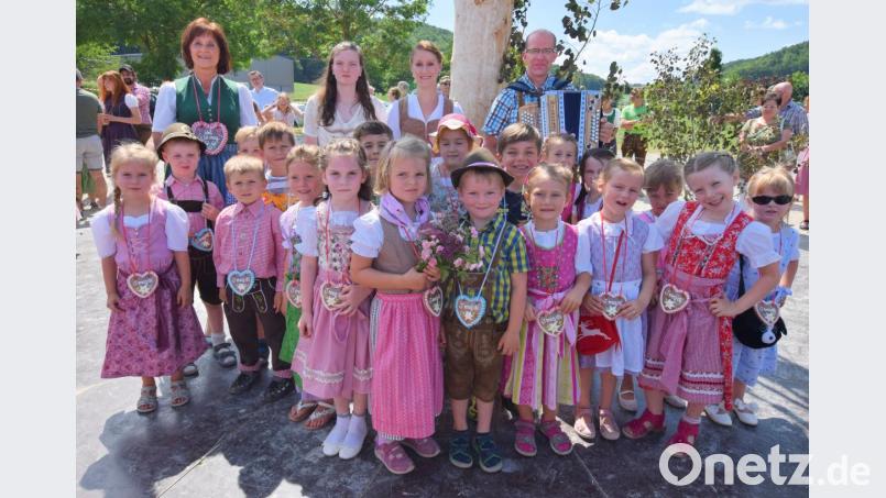 In fescher Tracht präsentieren sich die Mädchen und Buben der Kindertagesstätte St. Vitus. Ihr Oberkirwapaar sind (Bildmitte) Josefine Pesold (mit Blumenstrauß) und Hannes Knarr (mit Hut). Bild: no