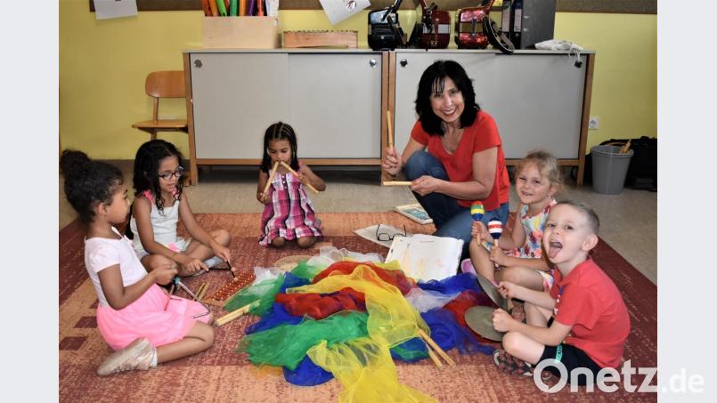 Lilia Gette hat für die Kinder eine Klanggeschichte parat. Bild: rgr