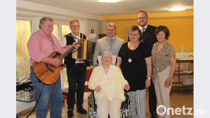 Sohn Alfons spielt mit der Gitarre auf, Familie und viele Gratulanten kommen zum Feiern. Bild: wrt