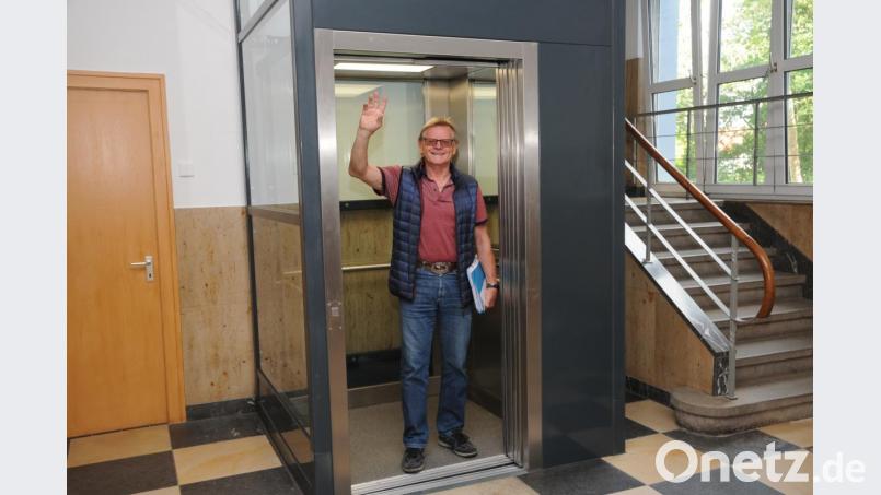 Der neue Aufzug funktioniert prima, stellt auch Karl Reyzl, selbst Büro-Inhaber im BMC, fest. Bild: ge