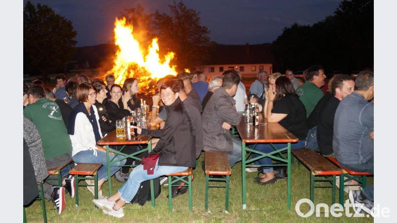 Bei angenehmen Temperaturen feierten die Dieterskirchner auf dem Mehrgenerationenplatz ihre Sonnwendfeier. Bild: weu
