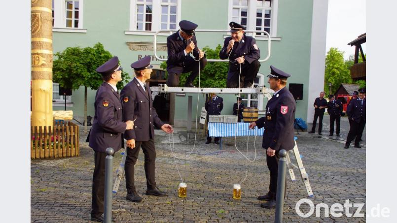 Nicht einfach für Audi Lurbiecki (links) und Alois Sorgenfrei, die Bierkrüge in dieser Form zu leeren. Bild: mmj