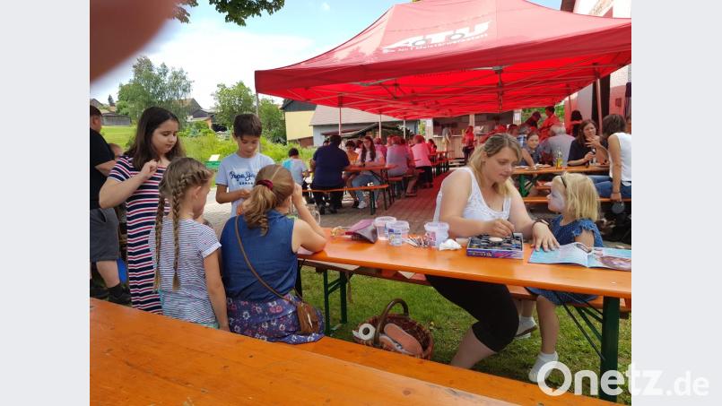 Die SKC Kegler Tröbes verstehen zu feiern und freuten sich über die vielen Besucher. Auch für die Kinder kam keine Langeweile auf. Bild: gi