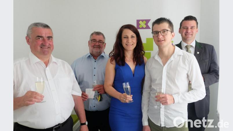 Die Räumlichkeiten für die Gemeinschaftspraxis der Kinderärzte Dr. Stefan Weickardt und Dr. Regina Schwindler sind neu gestaltet. Landrat Thomas Ebeling (rechts), Bürgermeister Armin Schärtl (Zweiter von links) und der Oberviechtacher Stadtpfarrer Alfons Kaufmann (links) gratulierten. Bild: ohr