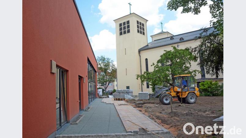 Betonplatten in Juragelb setzen farbliche Akzente auf der neuen Terrasse. Bild: Gabi Schönberger