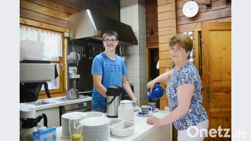 Für Marion Kick ist Ende September auf der Strobelhütte Schluss. Die fianziellen Sorgen sind zu groß. Sohn Fabian unterstützte seine Mutter oft im Service. Bild: gsb