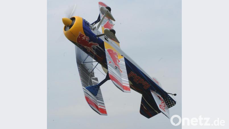 Mit exzellenten Flugmanövern seines Red-Bull-Doppeldeckers begeisterte der Weidener Tim Stadler die Besucher der Flugtage in Etsdorf. Bild: gfr