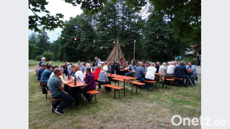 Zahlreiche Gäste nahmen an den Tischen und Bänken auf dem Dorfanger Platz. Bild: twg