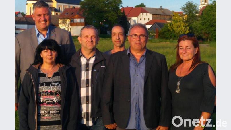 Roland Magerl (links), Mitglied des bayerischen Landtags und Vorsitzender des AfD Kreisverbands Weiden, mit dem neu gegründeten AfD-Ortsverband Mantel (von links): Schriftführerin Gisela Gräf, zweiter Vorsitzender Markus Gräf, Daniel Koller (Beisitzer), Hermann Schröder (erster Vorsitzender) und Marion Schröder (Beisitzerin). Symbolbild: exb