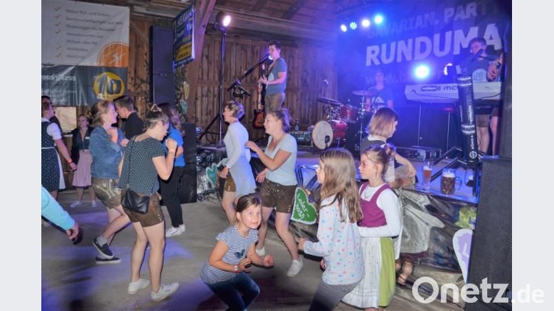 Die Band "Rundumadum" gibt den Stimmungstakt vor. Bild: fz