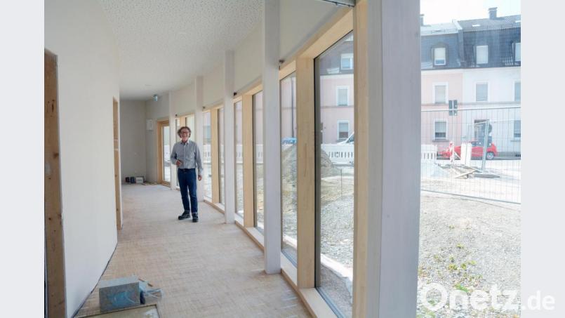 Lichtbänder über den Fenstern werden künftig den Begegnungsflur erhellen. Bild: Gabi Schönberger