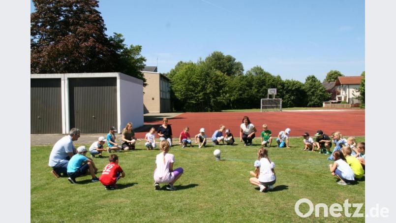 Es galt, einen Ball balancierend über eine weite Strecke zu transportieren, ohne dass er zu Boden fällt. Bild: fpoz
