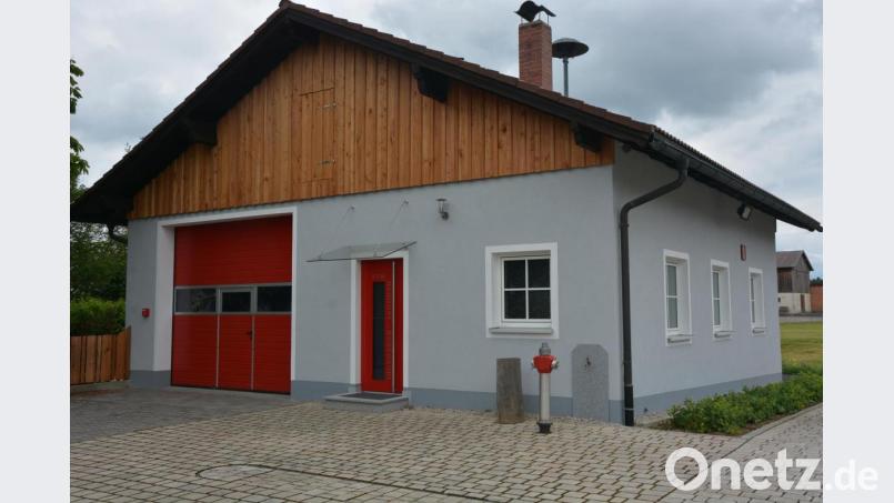 Rechtzeitig zum 120-jährigen Vereinsbestehen haben die Floriansjünger der Feuerwehr Neudorf-Rosenbühl das Gerätehaus auf Vordermann gebracht. So wurde der Eingangsbereich neu gestaltet, die Außenfassade erhielt einen neuen Anstrich. Bild: jr