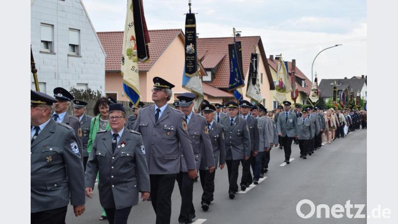 20 Vereine begleiteten den Jubelverein beim Zug zum Festgottesdienst. Bild: bnr