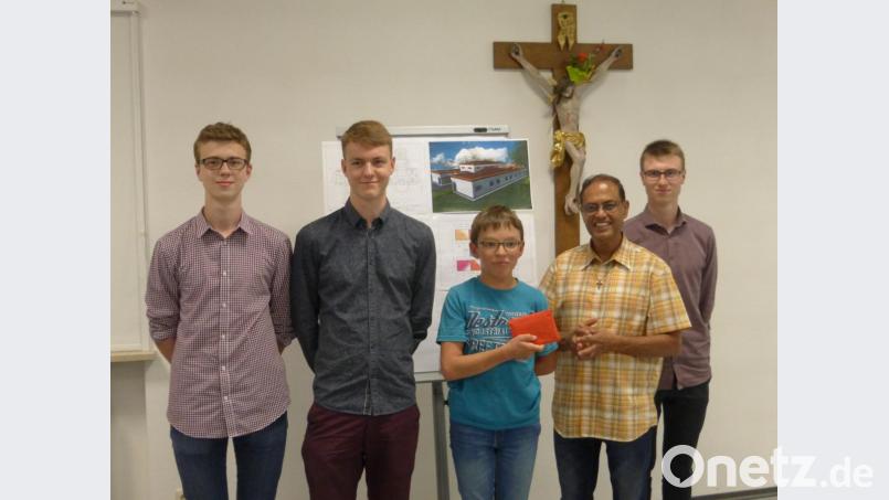 Mit einer Spende unterstützen die Ministranten der Pfarrei das Reha-Projekt von Pfarrer Paul Chummar in Kenia. Im Bild (von links): Simon Mehler, Jan Bracke, Benedikt Ockl, Pater Paul Chummar und Joseph Mehler. Bild: exb