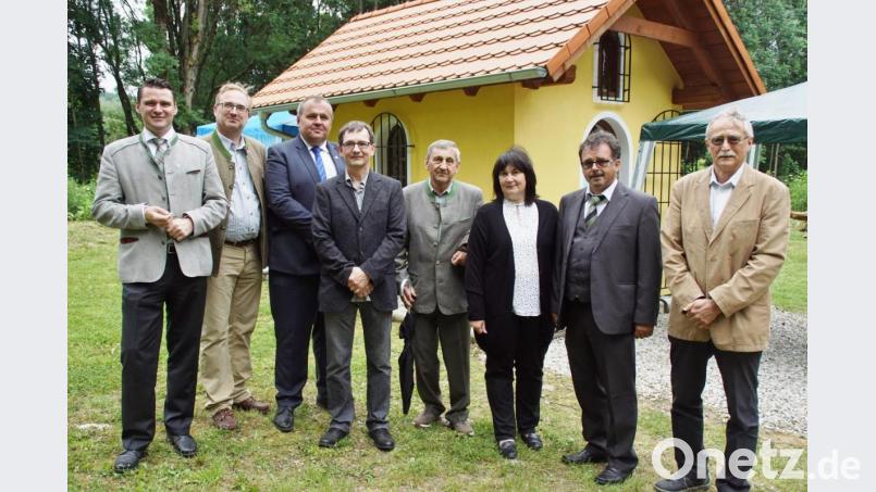 Heimatgemeinde-Vorsitzender Michael Lutz (Vierter von links) mit (von links) Landrat Thomas Ebeling, MdL Alexander Flierl, Bürgermeister Libor Picka, Bělá nad Radbuzou, Kreis- und Stadtrat Michael Ebnet, Bürgermeisterin Birgit Höcherl, Schönsee, Bürgermeister Manfred Dirscherl, Weiding, Günther Beer, stellvertretender Vorsitzender. Bild: mmj