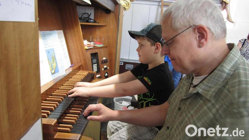 Organist Norbert Sertl bekommt hier Unterstützung von Gabriel Nittmann, der seit einigen Monaten Klavierschüler ist. Bild: sck