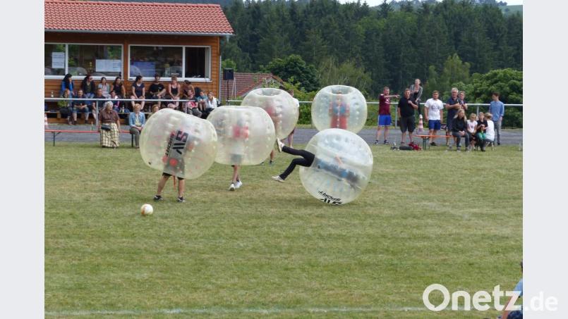Acht Mannschaften kämpfen beim Bubble-Ball-Turnier des SV Wurz zur 950-Jahr-Feier um den Sieg. Bild: exb/Stefan Gleißner