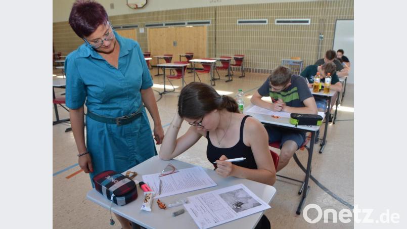 Die Tschechischlehrerin Renáta Burcsak mit einer Schülerin bei der Abschlussprüfung der Realschule Vohenstrauß im Fach Tschechisch. Bild: dob