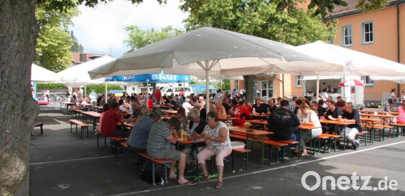 Der Pausenhof der Grundschule ist ein guter Platz, um bei einem Gartenfest den Sommer zu genießen. Bild: wro